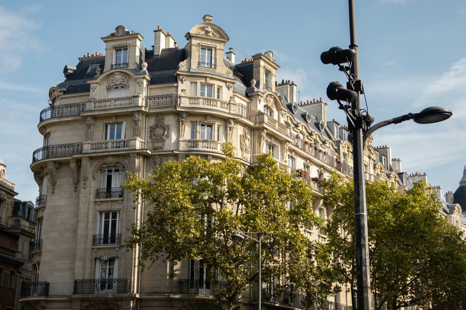 Un majestuoso edificio haussmanniano en París