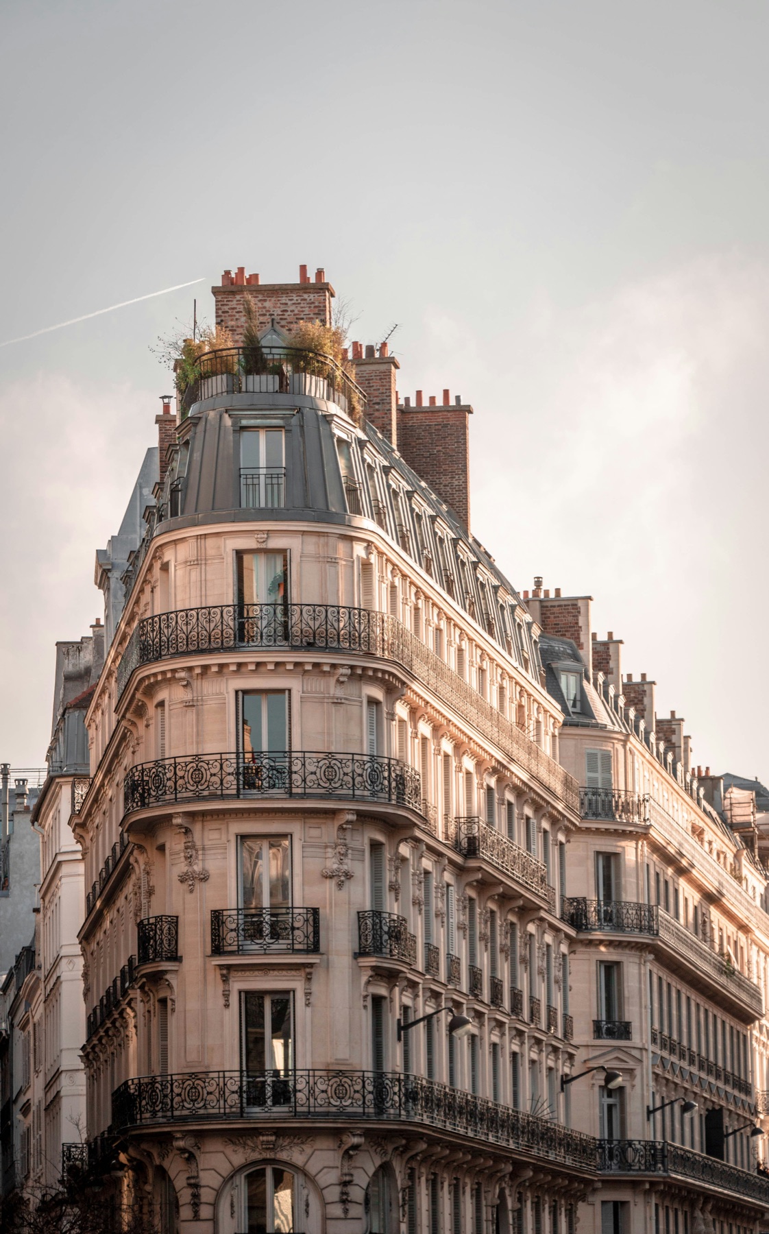 Un edificio haussmanniano de París a la hora dorada